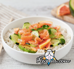 Ensalada de arroz con salmón, aguacate, pomelo rosado y pepino