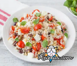 Ensalada de arroz con tomates cherry, queso feta y aceitunas