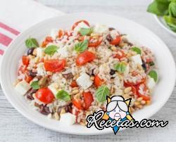 Ensalada de arroz, tomates cherry, queso feta y aceitunas