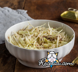 Ensalada de col blanca y anchoas