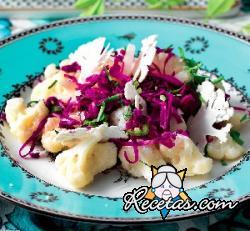 Ensalada de coliflor, col roja y hierba de limón