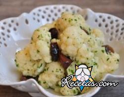 Ensalada de coliflor con aceitunas negras