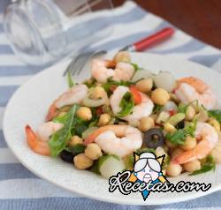 Ensalada de garbanzos, camarones y rúcula