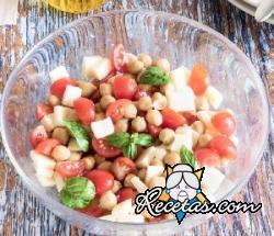 Ensalada de garbanzos con tomates cherry, queso y albahaca