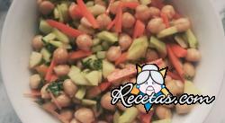 Ensalada de garbanzos y pepinos con menta fresca