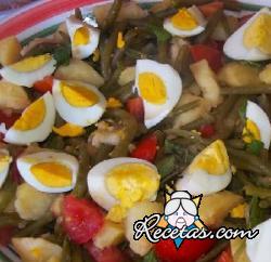 Ensalada de judías verdes, patatas y huevos cocidos