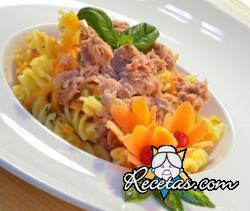 Ensalada de pasta fría con atún y zanahorias