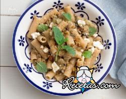 Ensalada de pasta integral, berenjenas y queso feta