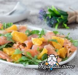 Ensalada de salmón, rúcula y naranja