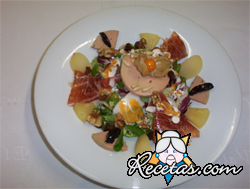 Ensalada alemana de salchichón