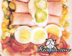 Ensaladilla con rollos de jamón