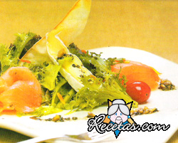 Ensalada fresca con salmón ahumado y pan crocante