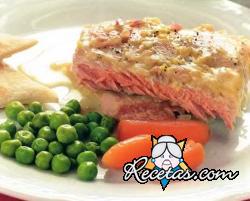 Escalopes de salmón rosado con hierbas frescas y verduras