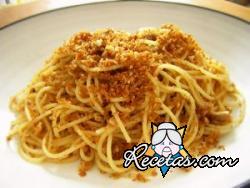 Espaguetis con anchoas y pan rallado