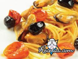 Espaguetis con mejillones y tomates