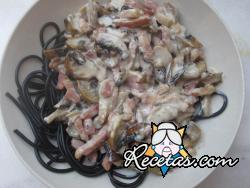 Espaguetis negros con champiñones y bacon