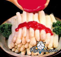 Espárragos con salsa roja