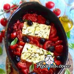 Feta al horno con pimientos y aceitunas