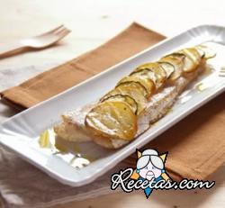 Filete de pescado en costra de patatas y calabacín