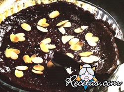 Fondant al chocolate con almendras grilladas
