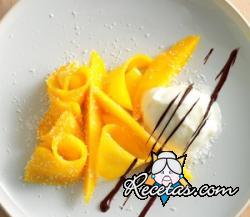 Helado de coco con carpaccio de mango