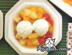 Helado con frutas al kirsh