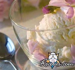 Helado de pétalos de rosa