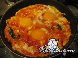 Huevos mollets al tomate