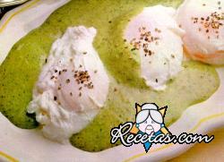 Huevos con crema de espinacas