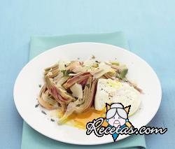 Huevos en camisa con ensalada de alcachofas y parmesano