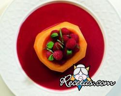 Melón con frutas del bosque