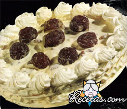 Torta de crema y merengue con castañas en almibar
