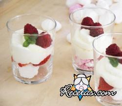 Mini Pavlova con fresas y frambuesas