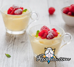 Mini postres de crema y frambuesa