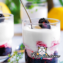 Mousse de limón con moras