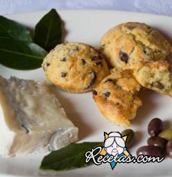 Muffins salados con aceitunas y queso azul