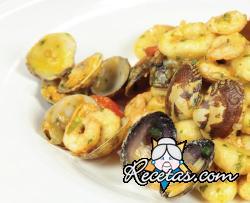 Ñoquis con gambas y tomates cereza