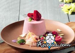 Panna cotta a la vainilla con frambuesas y ruibarbo