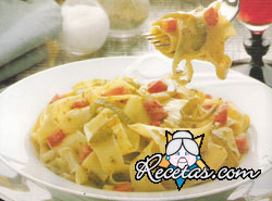 Papardelle al pesto con pimientos y tomates