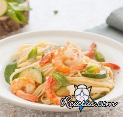 Pasta con gambas y calabacines