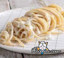 Pasta con nata y parmesano