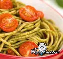 Pasta con pesto de rúcula y tomates cherry