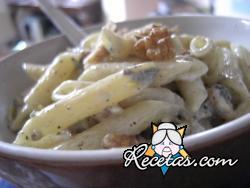 Pasta con queso azul y nueces