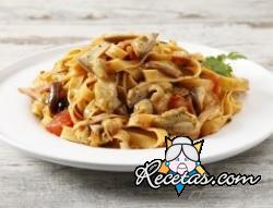 Pasta con setas y olivas