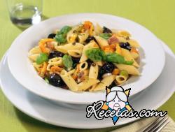 Pasta fría con pimientos y aceitunas