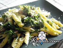 Pasta seca corta con brócoli