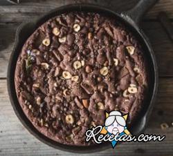 Pastel cookie con avellanas y chocolate