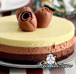 Pastel de tres chocolates