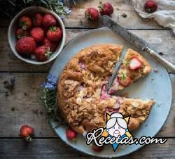 Pastel liviano de almendras, limones y fresas