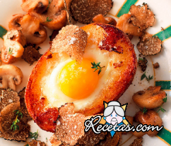 Patatas rellenas con huevos, champiñones y trufas